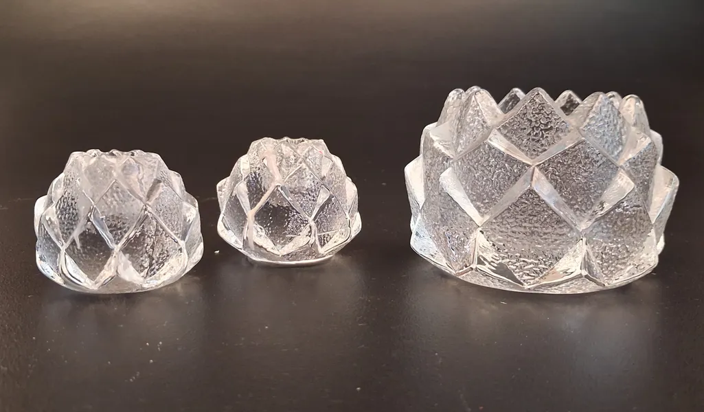 BERIT JOHANSSON. 3 Ljuslyktor "Kotten", Orrefors.