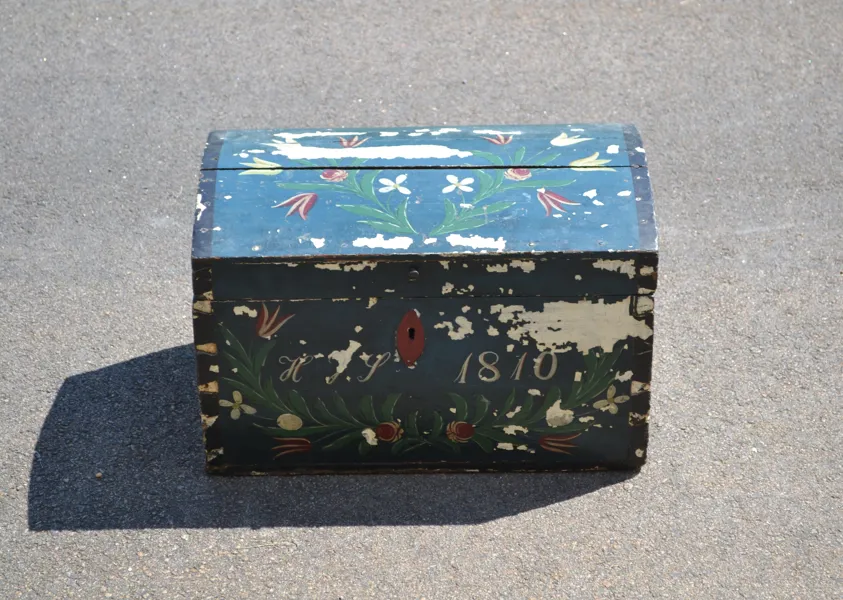 Liten kista/koffert. Allmoge, daterad 1810.