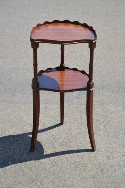 Blomsterbord. Mahogny, 1900-talets andra hälft.
