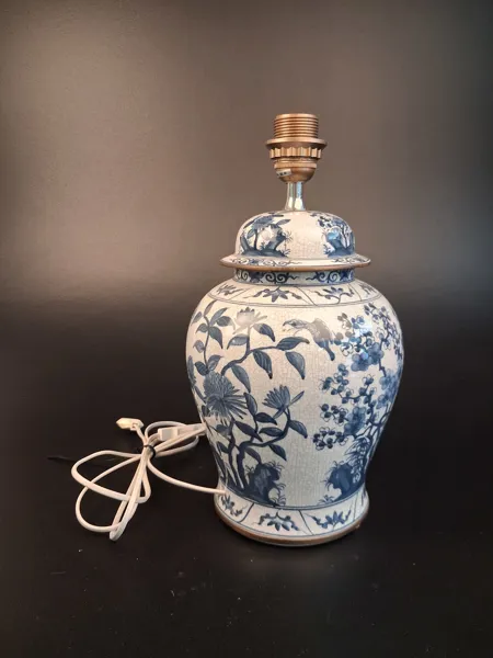 Lampfot. B&B Typ-J Oriental Import AB. Dekor i vit & blå.