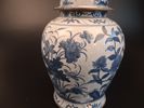 Lampfot. B&B Typ-J Oriental Import AB. Dekor i vit & blå.