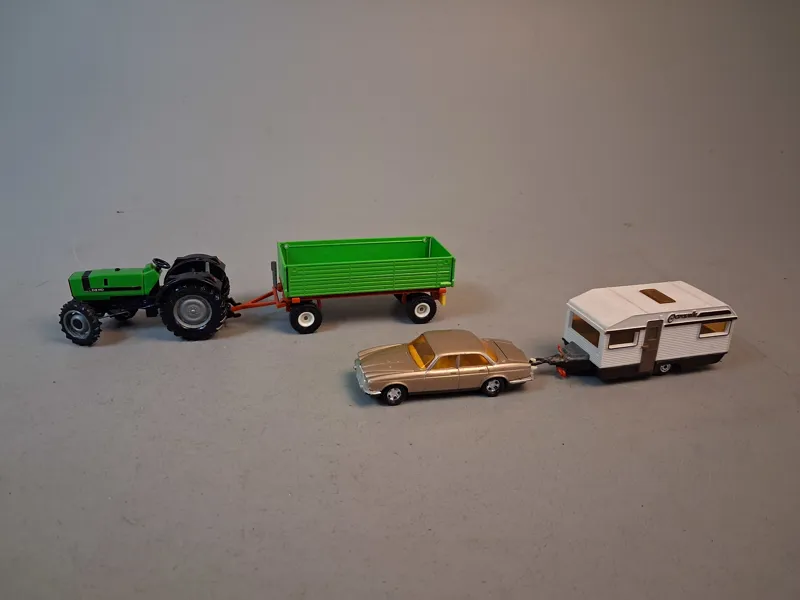 Traktor med släp SIKU & Bil med husvagn Matchbox.
