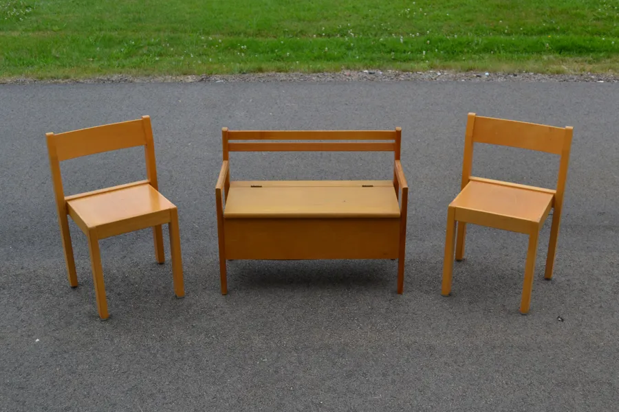 2 Barnstolar Tranås Skolmöbler & barnsoffa med förvaring.