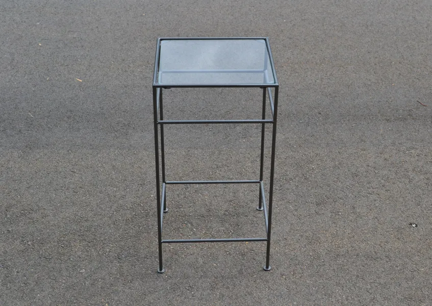 Sidobord. Metall med glashylla, samtida.