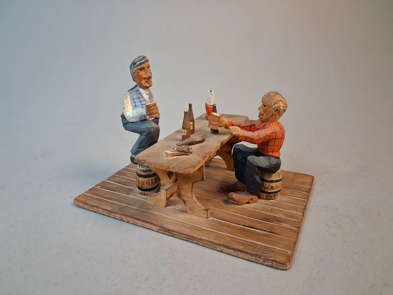 Träskulptur, trägubbar som festar.