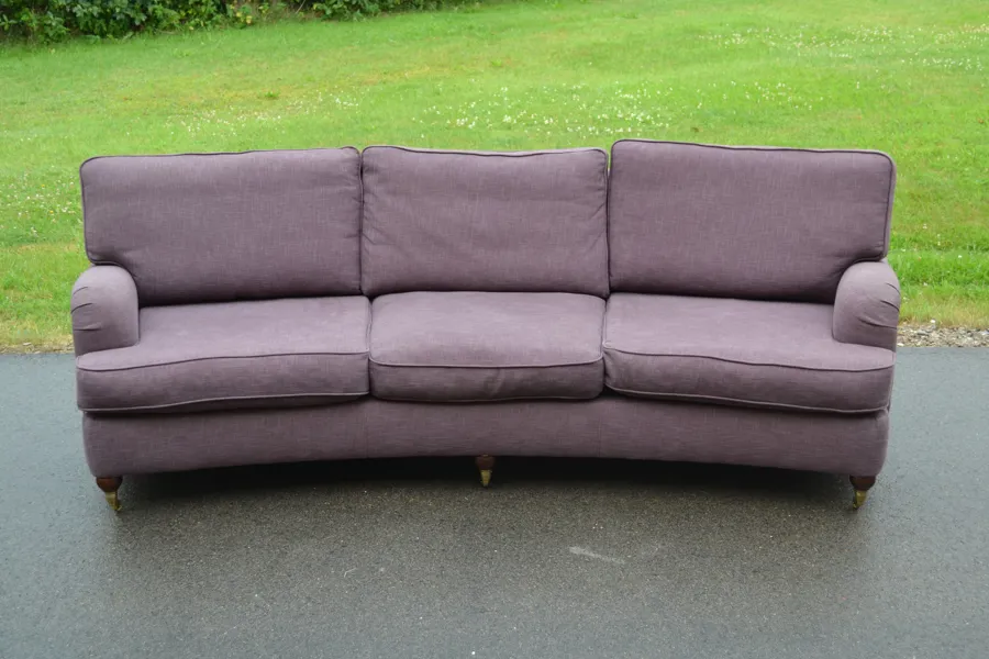 Soffa. 3-Sits, Howard-stil, svängd modell, samtida.