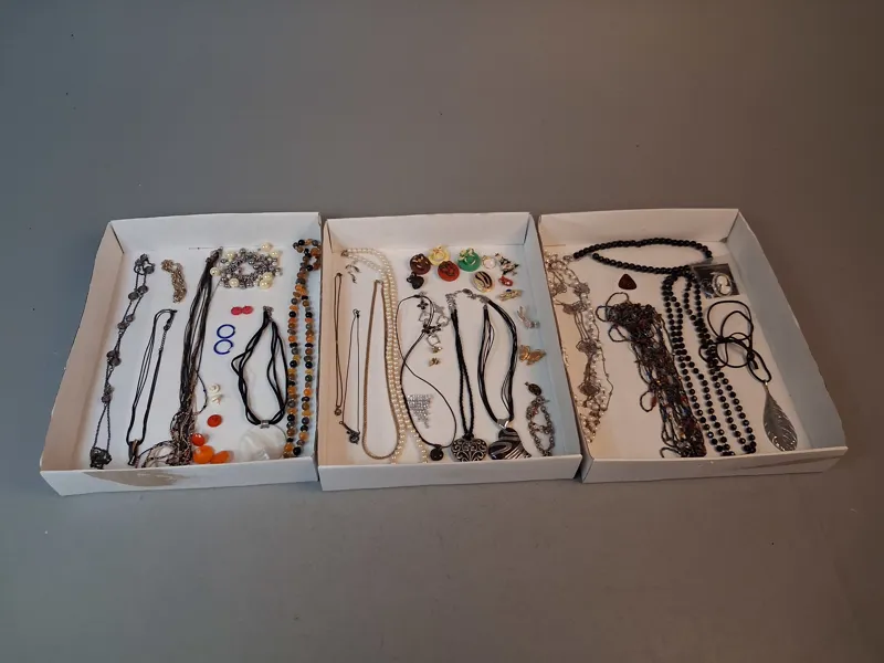 Diverse Bijouterier, smycken. 2 länkar i silver.