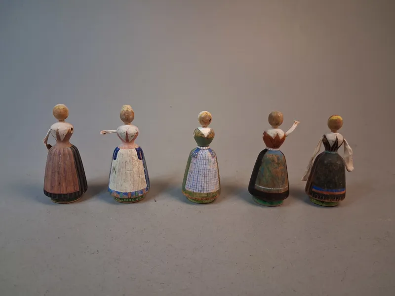 Äldre folkdräks-dockor, Värmland, Trä, 1900-talet.