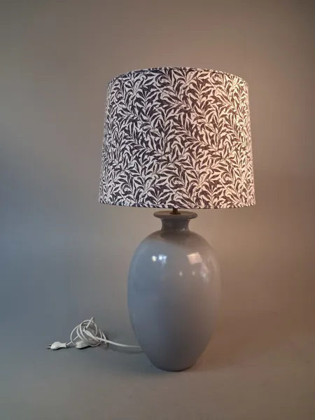 Stor bordslampa. Kostka. Fransk.