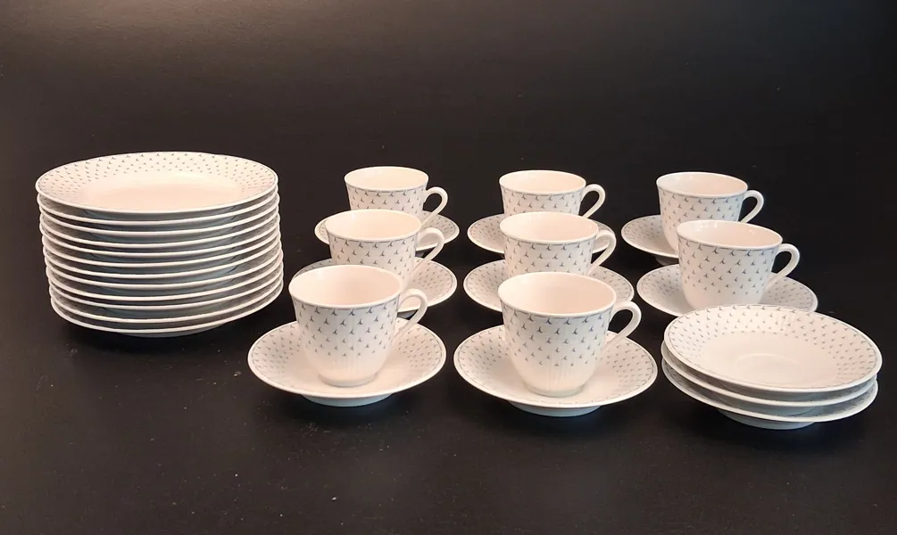 LOUISE ADELBORG. "Blå Vinge", Rörstrand, 8 kaffekoppar med 11 fat & 12 assietter.