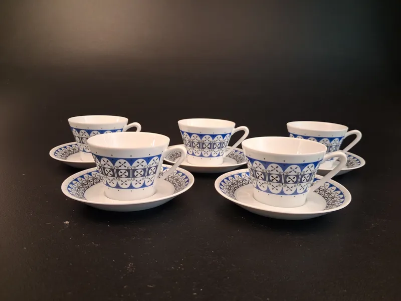 BRITA MELLANDER-JUNGERMANN. 5 Kaffekoppar med fat, modell 6078, Karlskrona/Upsala Ekeby, 1950/60-talet.