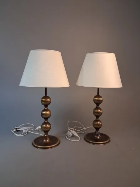 2 Bordsbelysningar. Par. Mässing märkt IA 1405. Ivars armatur.