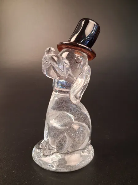 Hund med hatt. Glasskulptur. Okänd formgivare.( Otydlig signatur Tuomo N & Johan N.)