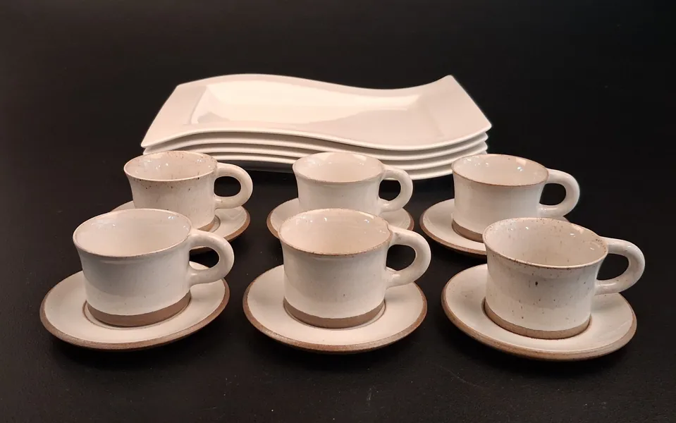 4 Flata tallrikar. "New wave", Villeroy & Boch & 6 espressokoppar med fat, selsbo.