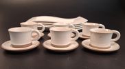 4 Flata tallrikar. "New wave", Villeroy & Boch & 6 espressokoppar med fat, selsbo.