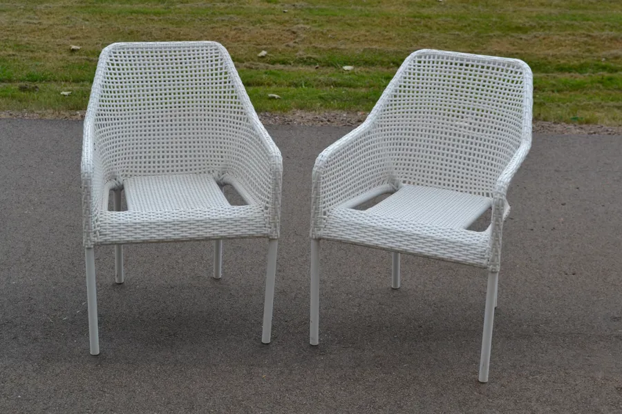 2 Trädgårdsstolar. Metall & konstrotting, samtida.
