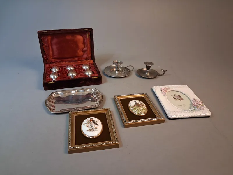 Diverse. Bl.a Nysilver, 2 små tavlor, ram m.m.