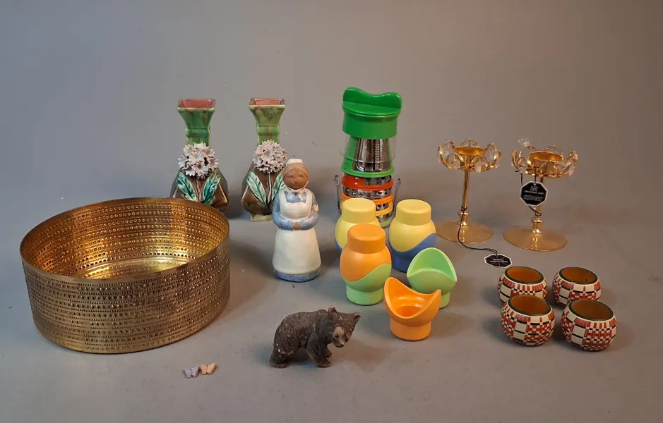 Diverse. Bl.a Äggkoppar Tupperware.