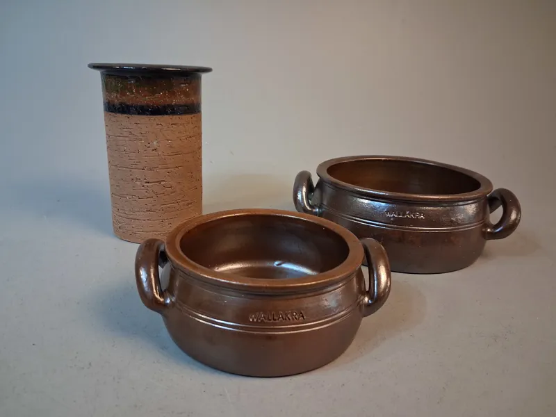 2 Vallåkra krus & 1 vas Laholms keramik.