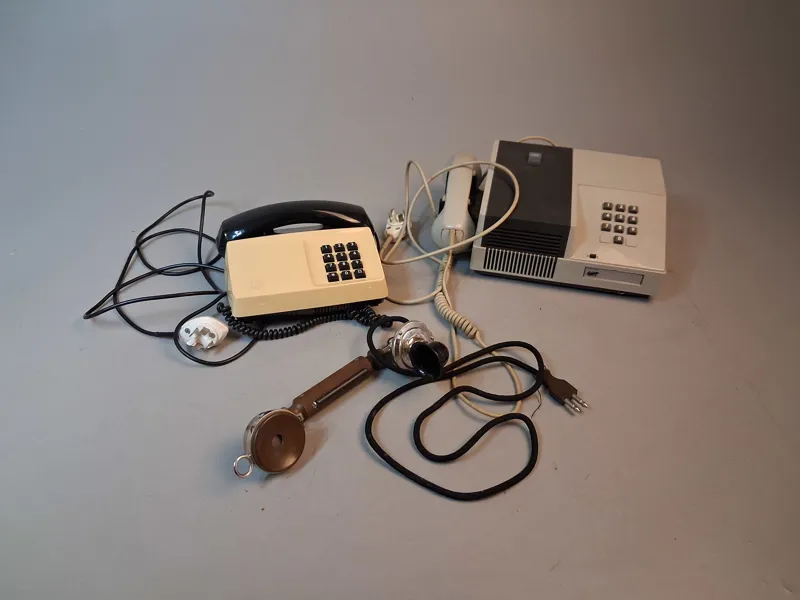 2 Knapptelefoner & äldre lur.