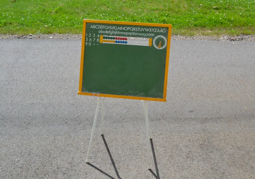 Griffeltavla på stativ med kulram.