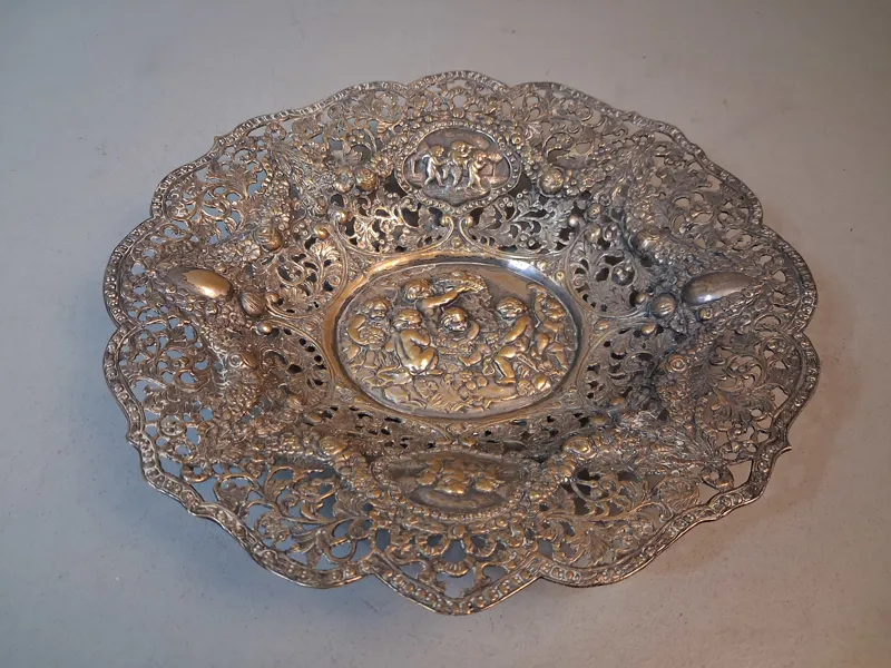 Skålfat, Nysilver, dekor av putti, genombruten kant, 1900-tal.
