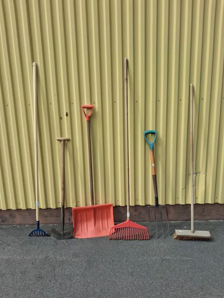 Diverse trädgårdsredskap.