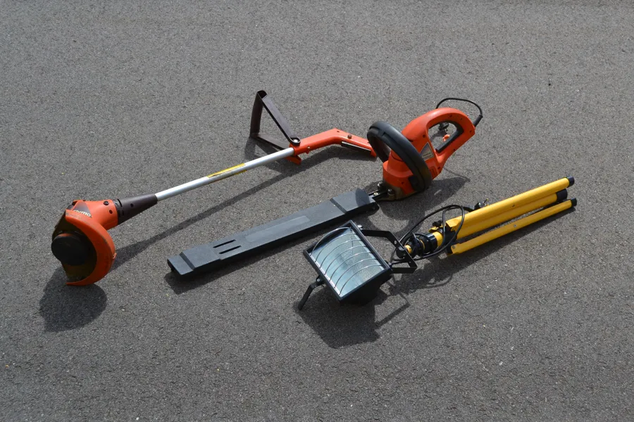 Grästrimmer Flymo, Häcksax Husqvarna & Bygglampa.