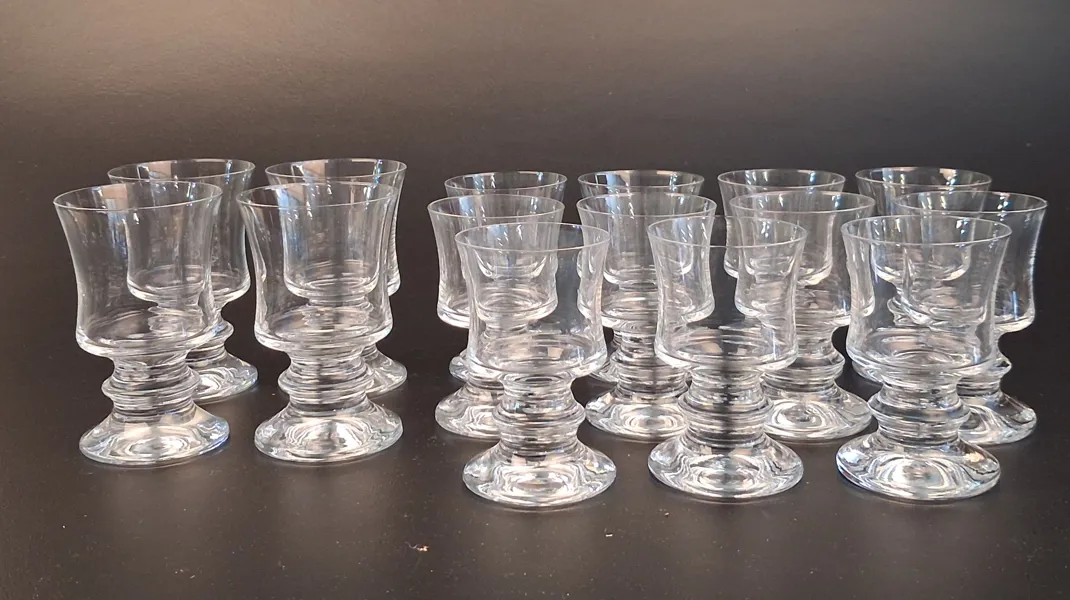 OLLE ALBERIUS. "Karin", Orrefors, delar av glasservis. 11+4.