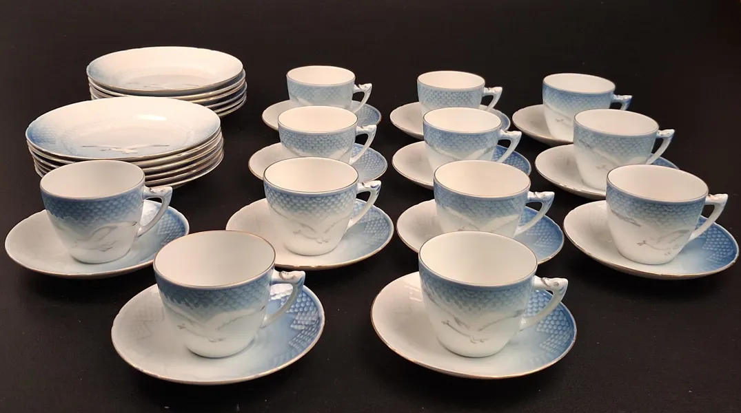 BING & GRÖNDAHL. 12 Kaffekoppar med fat & 12 assietter "Blå Måsen".