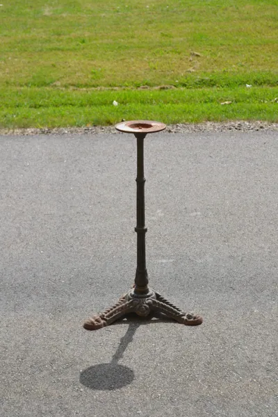 Fot till Cafébord. Metall, 1900-talet.