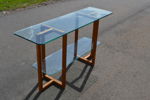Avlastningsbord. "Brutus", glas/ek, Engelsson, tidigt 2000-tal.
