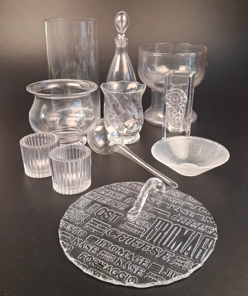 Diverse glas föremål. Cylinder, vas, ostbricka m.m.