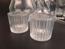Diverse glas föremål. Cylinder, vas, ostbricka m.m.