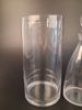 Diverse glas föremål. Cylinder, vas, ostbricka m.m.