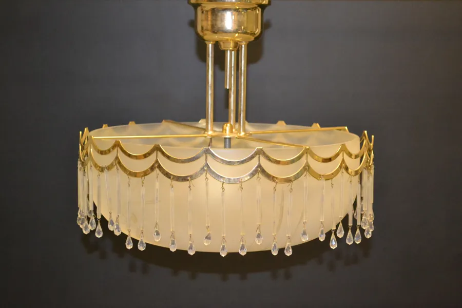 Takplafond. Gulmetall, etsat & slipat glas med prismor, 1900-talet.