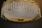 Takplafond. Gulmetall, etsat & slipat glas med prismor, 1900-talet.
