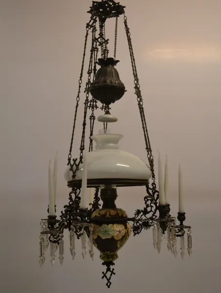 Takfotogenlampa. Majolika, 1800-talet.
