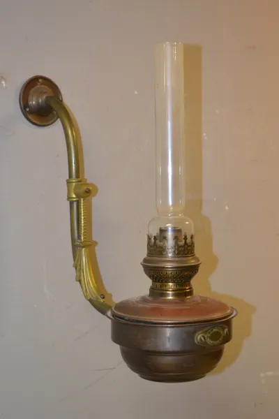 Väggfotogenlampa. G.L. Möller Kristianstad, Koppar med mässings-detaljer.