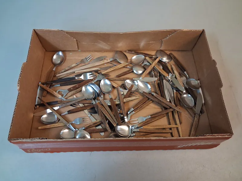 Bestick, teak, omaka. Ca: 60 delar.