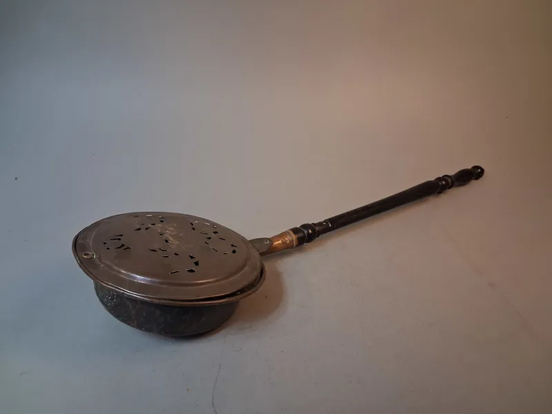 Äldre sängvärmare. Mässing med träskaft.