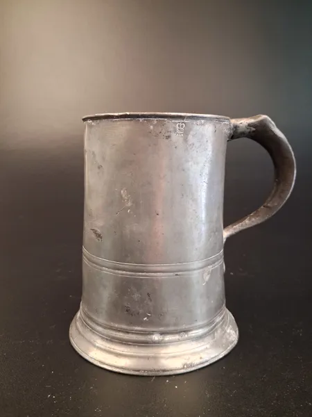 Antikt tennstop. Ri, 1775.
