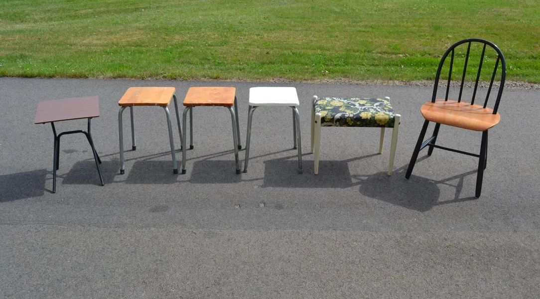 Diverse möbler. 1 Pinnstol, 4 pallar & mindre bord.