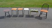 Diverse möbler. 1 Pinnstol, 4 pallar & mindre bord.