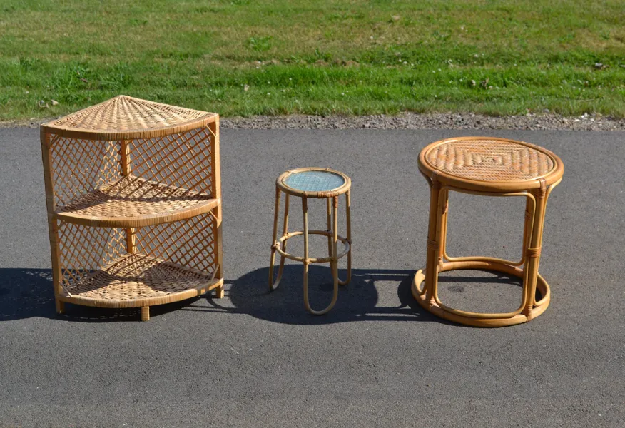 Piedestal, sidobord & hylla i rotting.