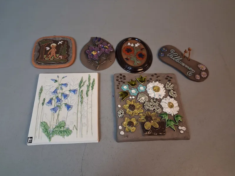 Diverse keramik tavlor. Bl.a JIE m.m.