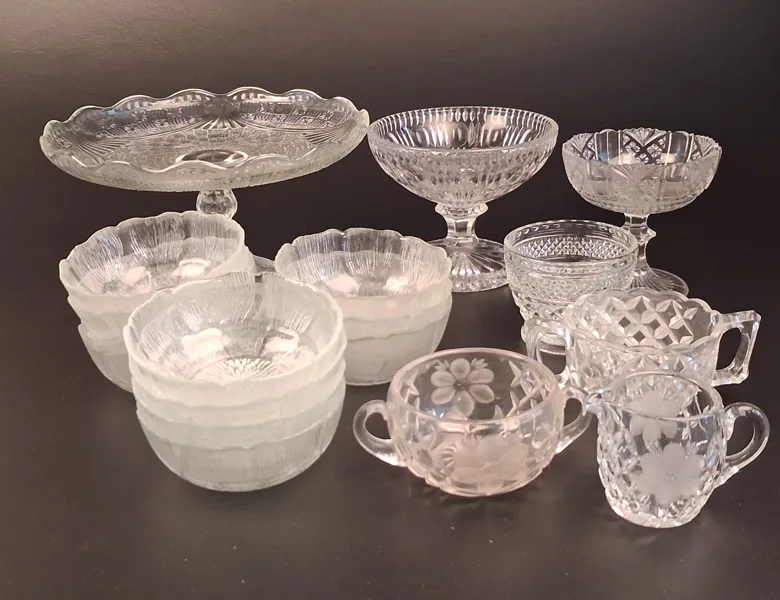 Diverse glas. Bl.a större fat med fot m.m.