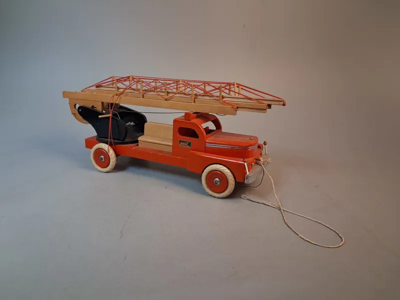 Brandbil. Brio, stegbil, trä, 1900-talets mitt.