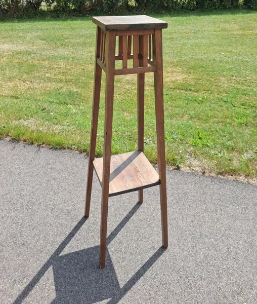 Piedestal, trä.