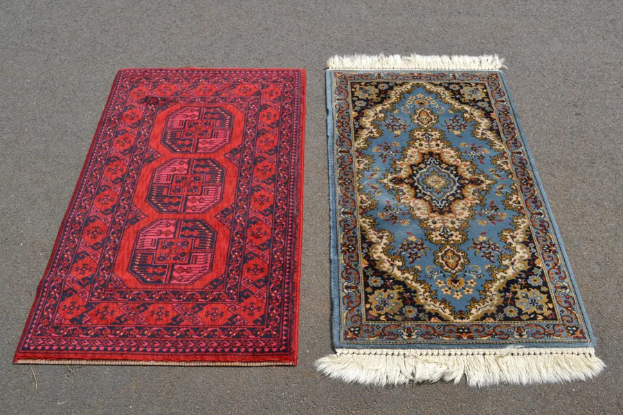 2 Mindre orientaliska mattor.
